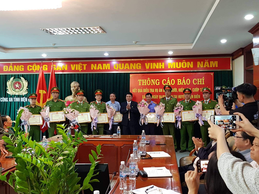 Ông Lê Văn Quý (áo đen đứng giữa), PCT UBND tỉnh Điện Biên trao Bằng khen cho các tập thể, cá nhân có thành tích xuất sắc trong chuyên án