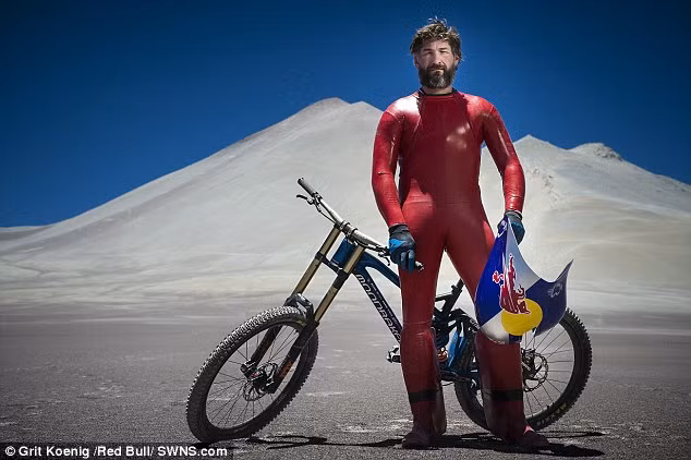 Phóng xe đạp lao dốc với tốc độ kinh hoàng 164 km/giờ