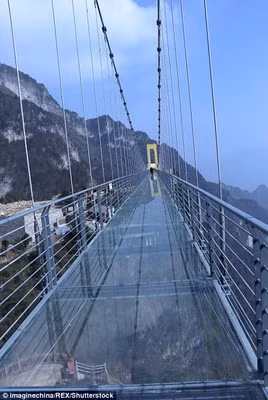 TQ xây cầu kính cao kỉ lục 1,9 km nối 2 thành phố