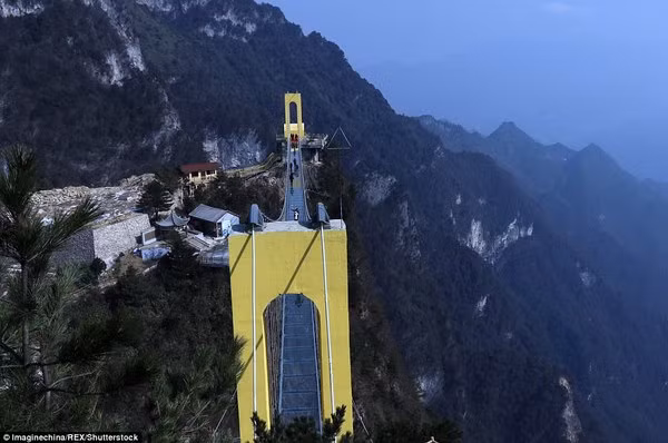 TQ xây cầu kính cao kỉ lục 1,9 km nối 2 thành phố