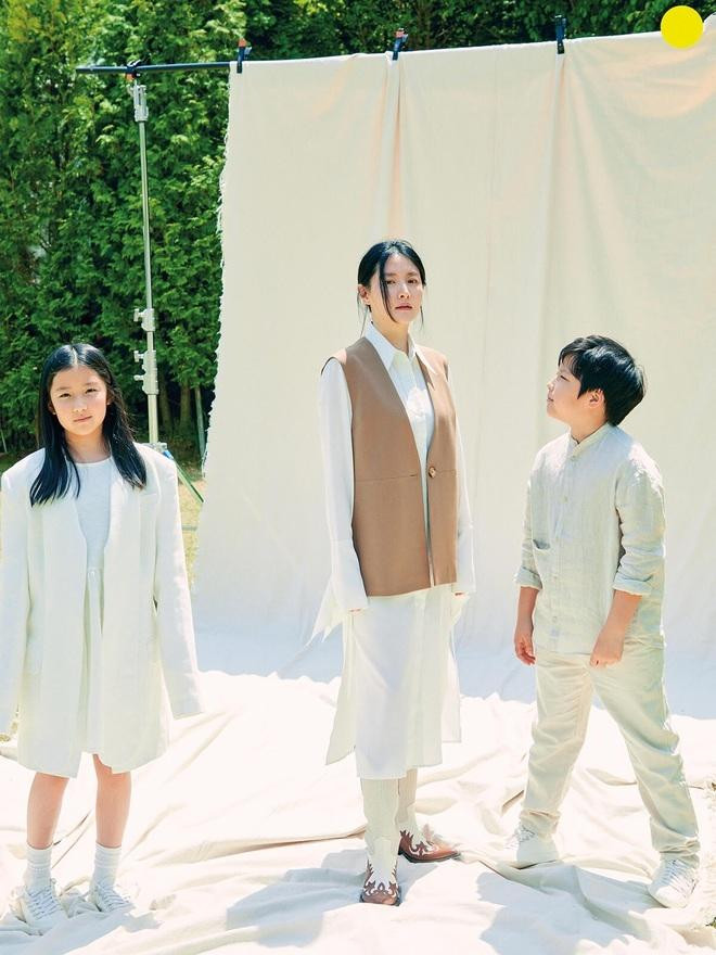 Lee Young Ae và hai con của cô, cặp song sinh 11 tuổi.