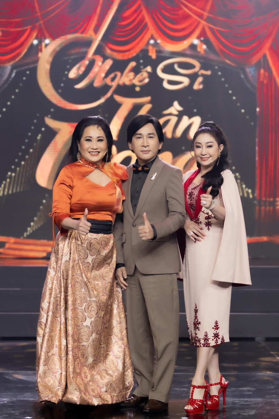 Bộ ba giám khảo quyền lực của Nghệ sĩ thần tượng: Thanh Hằng, Kim Tử Long và Thoại Mỹ. Bộ ba giám khảo quyền lực của Nghệ sĩ thần tượng: Thanh Hằng, Kim Tử Long và Thoại Mỹ.