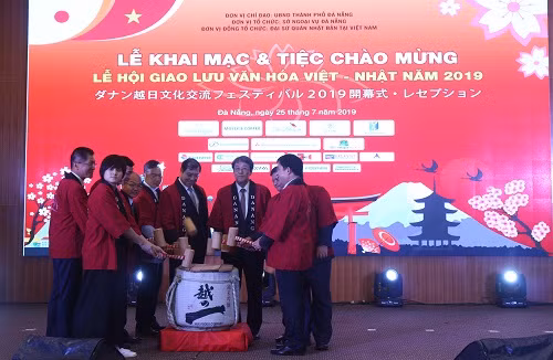 Đại diện hai nước thực hiện nghi thức đập rượu Sake truyền thống của Nhật Bản