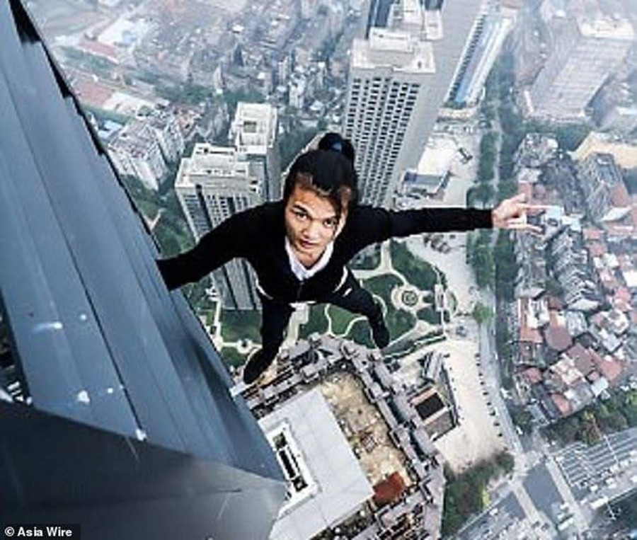 Livestream ăn tắc kè sống, rết độc... vlogger Trung Quốc mất mạng ảnh 2 Livestream ăn tắc kè sống, rết độc, vlogger Trung Quốc mất mạng-3