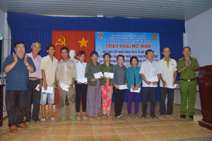 Tặng quà cho các gia đình chính sách