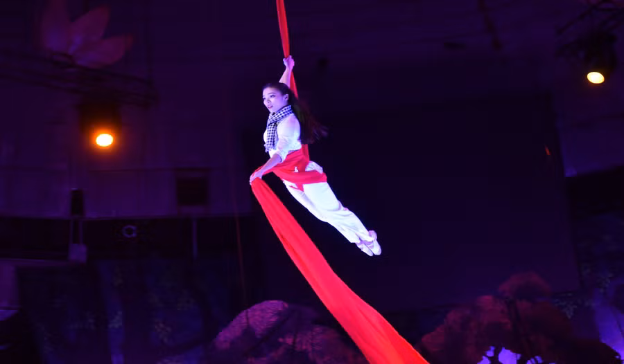 Nghệ sĩ Bùi Thu Hương trong hoạt cảnh “Cúc ơi”