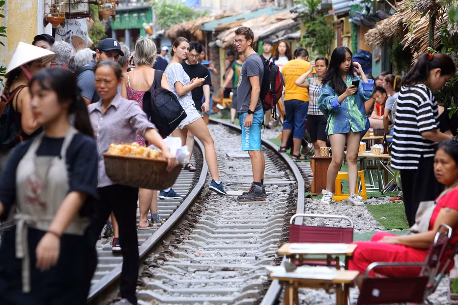 Xóm đường tàu lên đời thành điểm du lịch hấp dẫn ở Hà Nội - 2