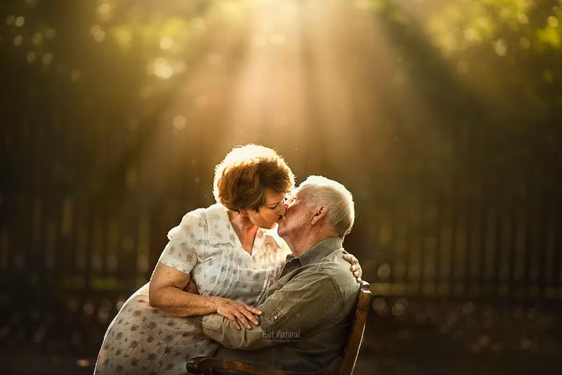 Chùm ảnh tuyệt đẹp về các cặp đôi nắm tay nhau đi đến cuối đời - Ảnh 12.