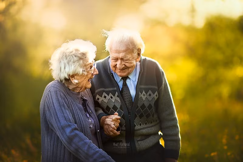 Chùm ảnh tuyệt đẹp về các cặp đôi nắm tay nhau đi đến cuối đời - Ảnh 5.