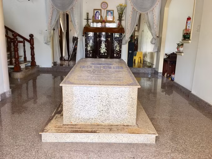 Ngôi mộ nằm giữa phòng khách trong căn biệt thự ở Bến Tre