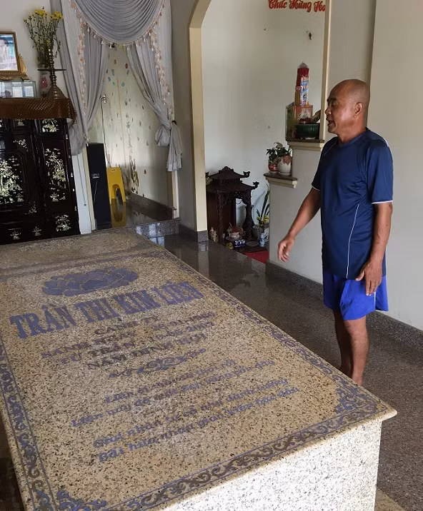 Ngôi mộ nằm giữa phòng khách trong căn biệt thự ở Bến Tre