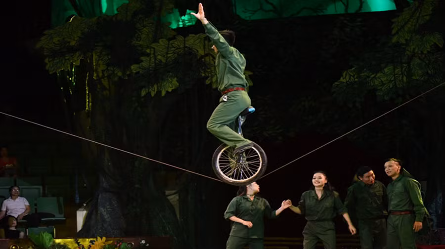 Nghệ sĩ Hà Bình và các nghệ sĩ với tiết mục “Chiếc gậy Trường Sơn”