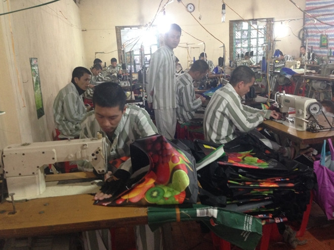 Các phạm nhân trong giờ lao động ở xưởng may. Các phạm nhân trong giờ lao động ở xưởng may.