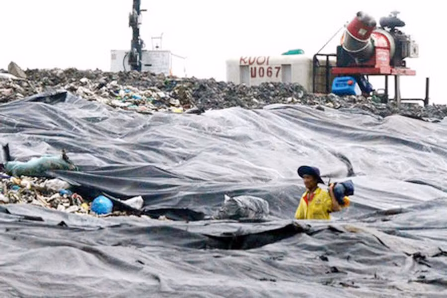 Người lượm rác tại Đa Phước. Ảnh: Đông Anh