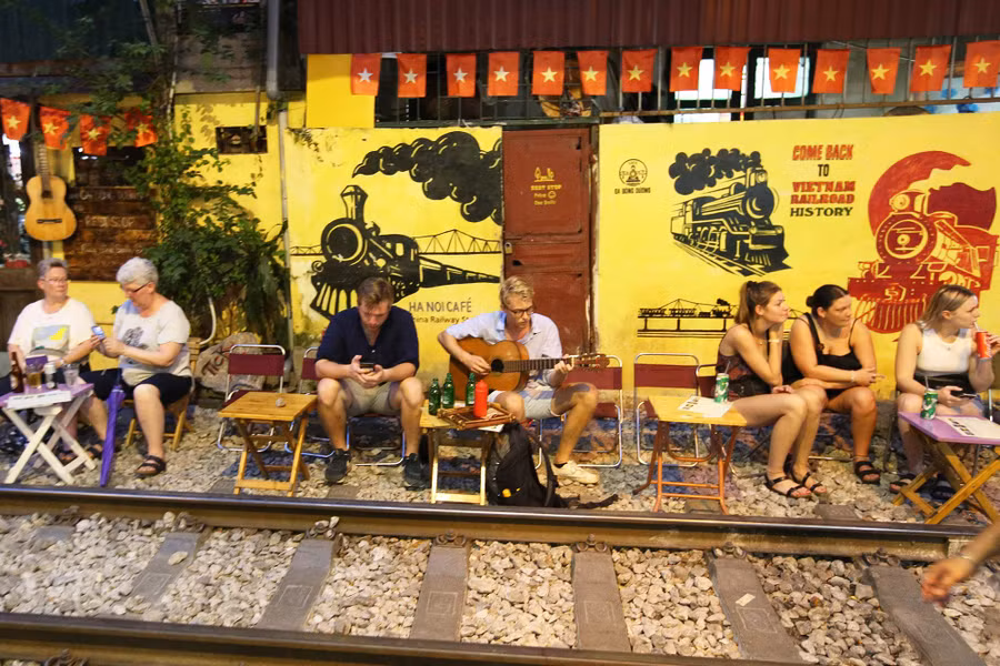Xóm đường tàu lên đời thành điểm du lịch hấp dẫn ở Hà Nội - 9