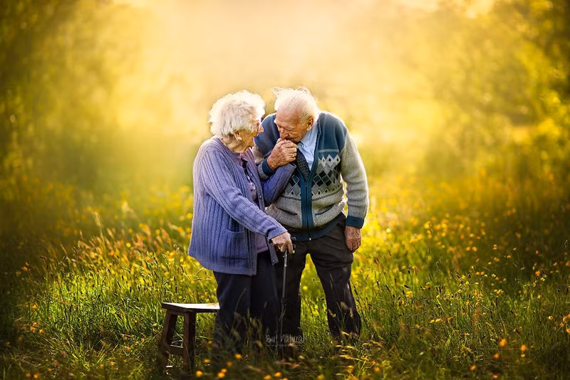 Chùm ảnh tuyệt đẹp về các cặp đôi nắm tay nhau đi đến cuối đời - Ảnh 7.