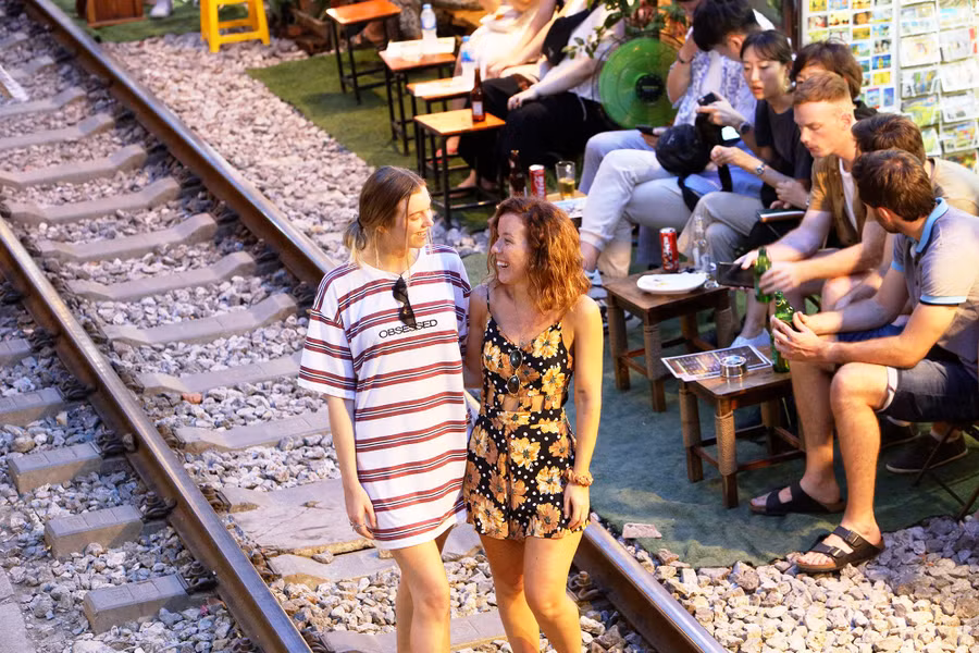 Xóm đường tàu lên đời thành điểm du lịch hấp dẫn ở Hà Nội - 10