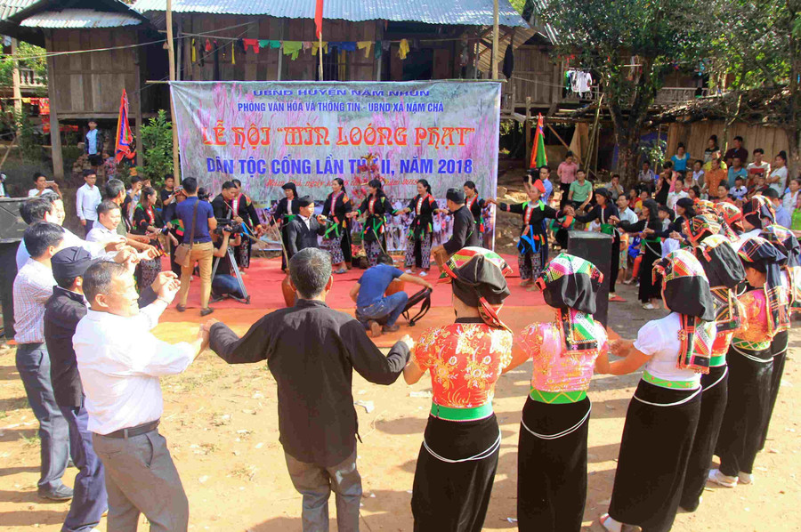 Đội văn nghệ quần chúng tham gia biểu diễn tại Lễ hội &quot;Mìn Loóng Phạt&quot; của người Cống ở Nậm Chà. Ảnh: Ngọc Duy