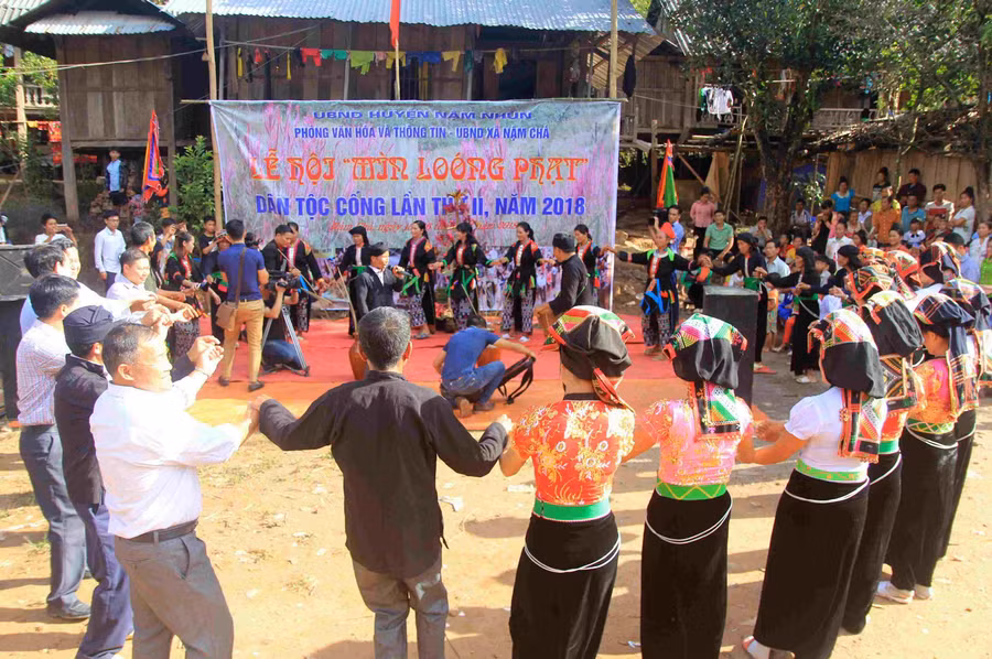 Đội văn nghệ quần chúng tham gia biểu diễn tại Lễ hội "Mìn Loóng Phạt" của người Cống ở Nậm Chà. Ảnh: Ngọc Duy