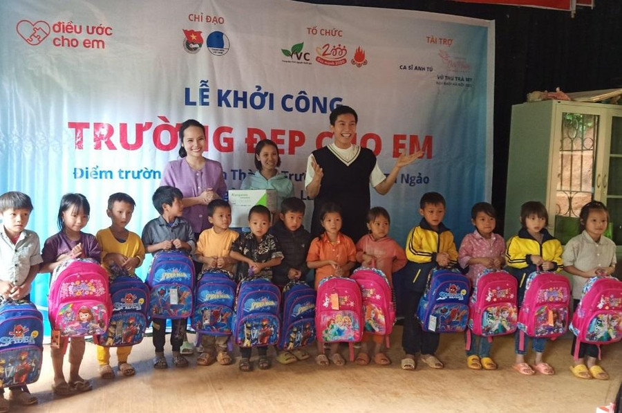 Ca sỹ Anh Tú (áo đen) và hoa khôi Hà Nội năm 2022 Vũ Thu Trà My (áo tím) tặng quà cho học sinh ở điểm trường. Ca sỹ Anh Tú (áo đen) và hoa khôi Hà Nội năm 2022 Vũ Thu Trà My (áo tím) tặng quà cho học sinh ở điểm trường.