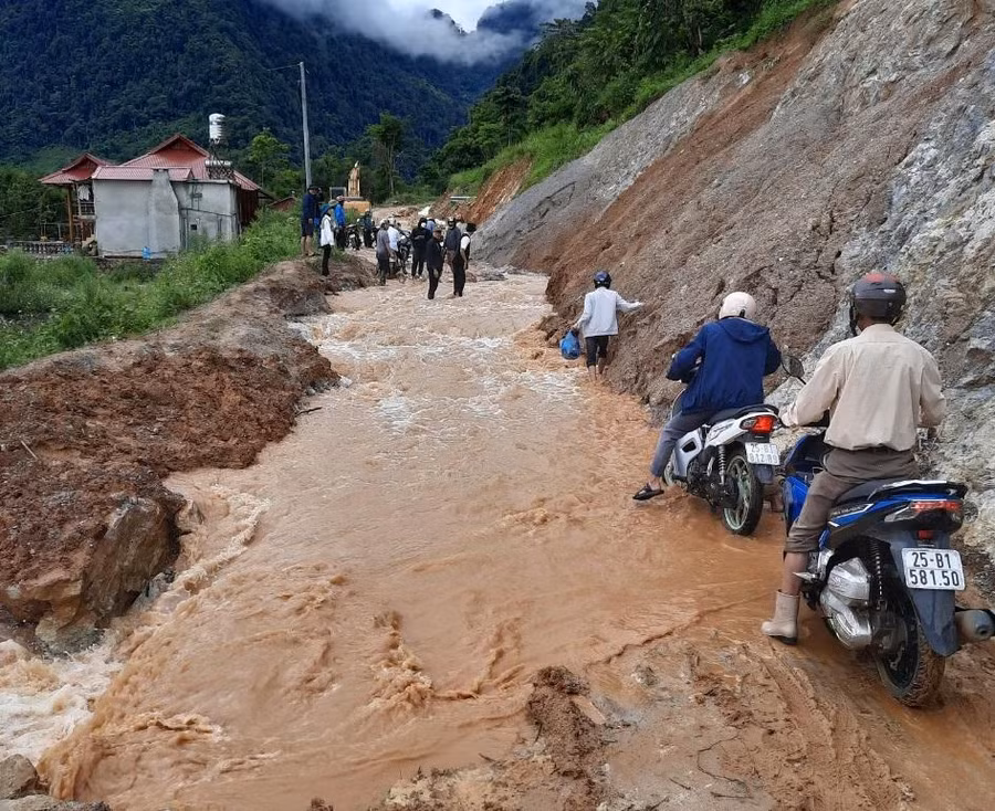 Đường đến bản Diền Thàng gặp nhiều khó khăn do nhiều đoạn đường xuống cấp.