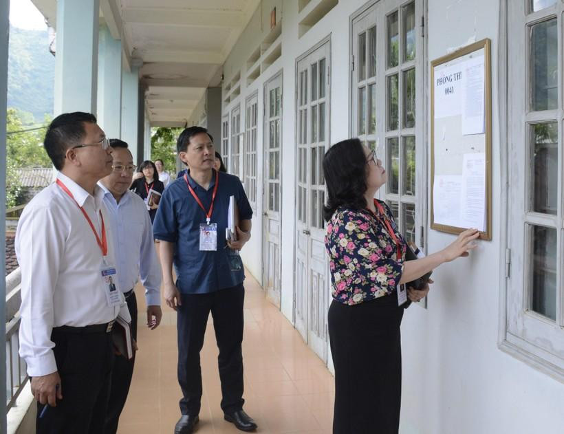 Thứ trưởng Ngô Thị Minh kiểm tra công tác chuẩn bị thi tại Trường phổ thông DTNT tỉnh Lai Châu.