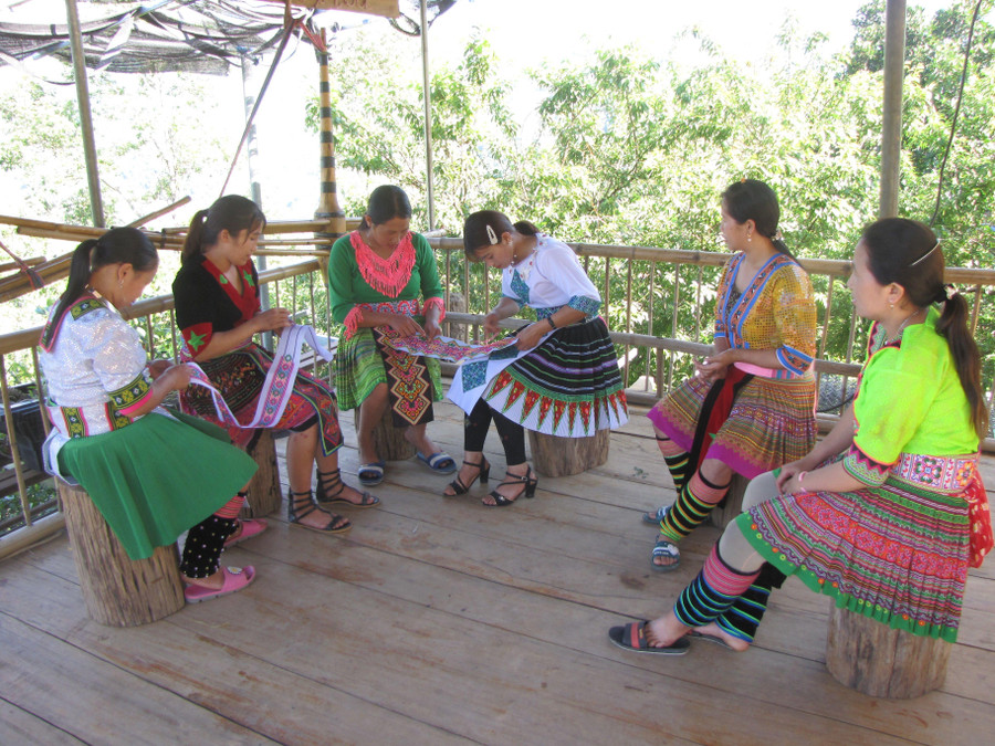 Người Mông ở xã Nậm Manh gìn giữ nghề thêu thổ cẩm.