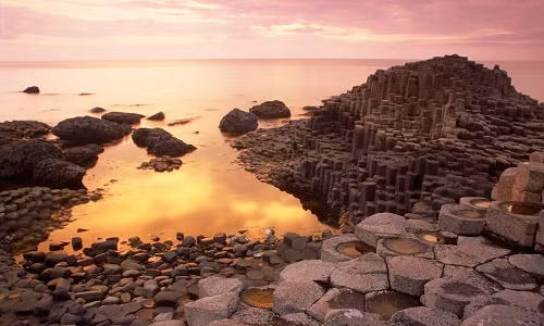 Những khối đá bazan hình lục giác trên Con đường của người khổng lồ ở bắc Ireland.