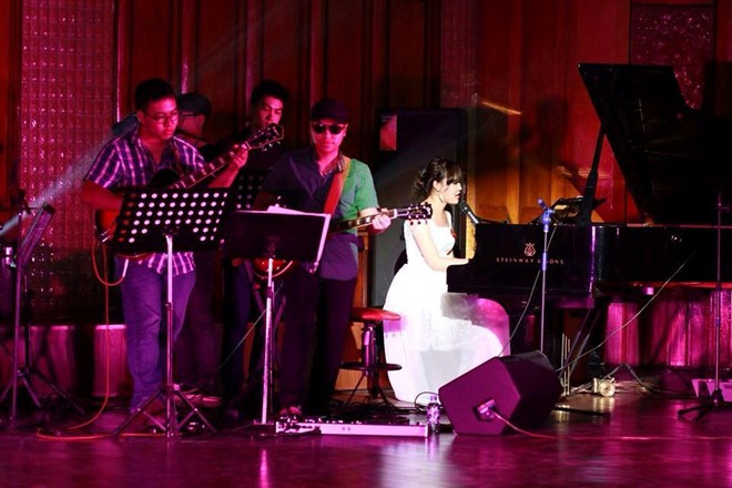 Ngoài khả năng chơi đàn, 9X còn sở hữu giọng hát mượt mà.