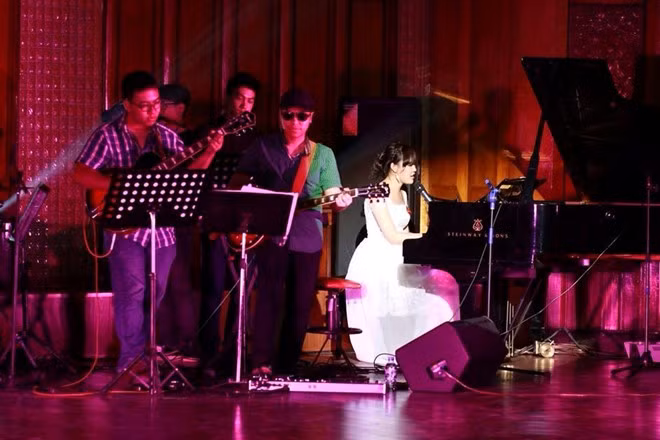 Ngoài khả năng chơi đàn, 9X còn sở hữu giọng hát mượt mà.