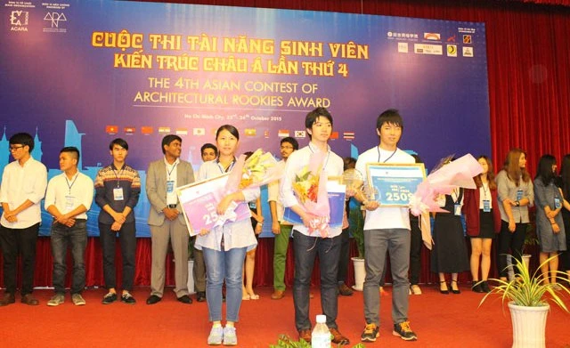 Top 3 sinh viên đêm chung kết.