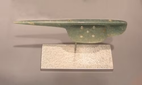 Chiếc muôi bằng đá ngọc bích được dùng để trích máu.