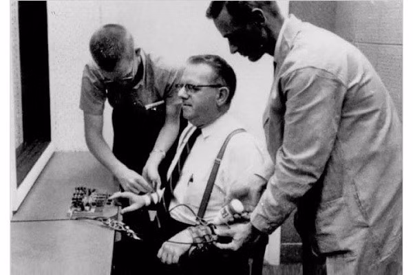 Câu chuyện đằng sau thí nghiệm tâm lý “vô nhân tính” nhất trong lịch sử