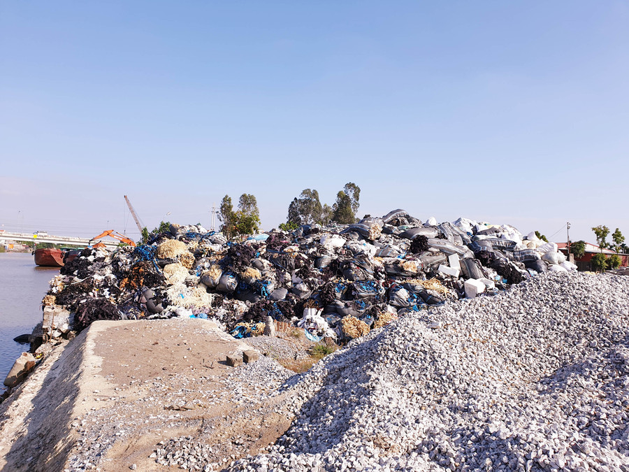 Bãi rác thải chất ngay sát bờ sông