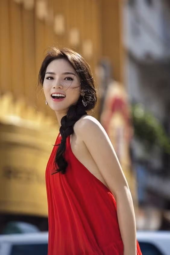 Dep mong manh voi trang phuc co yem