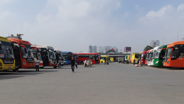 Các bến xe sẵn sàng đón khách (Chụp tại bến xe Nước Ngầm, Hà Nội) - Ảnh: K.Linh