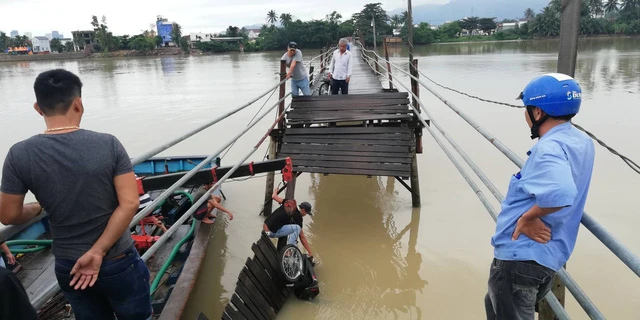 Sập cầu ở Nha Trang, 3 người cùng xe máy rơi xuống sông 