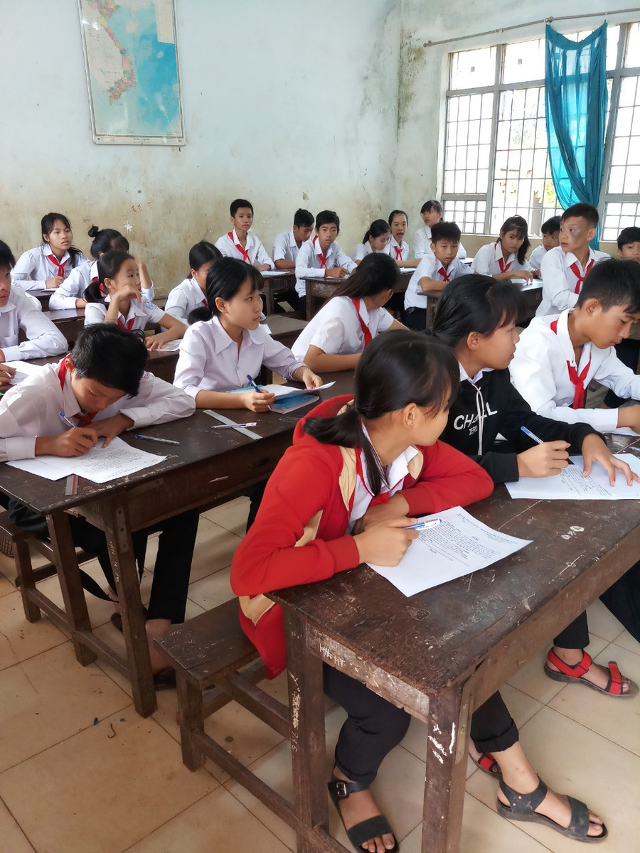 HS Trường THCS Lê Đình Chinh ngồi học với những bộ bàn ghế đã cũ nát (Ảnh thầy Lê Phi Hùng cung cấp)