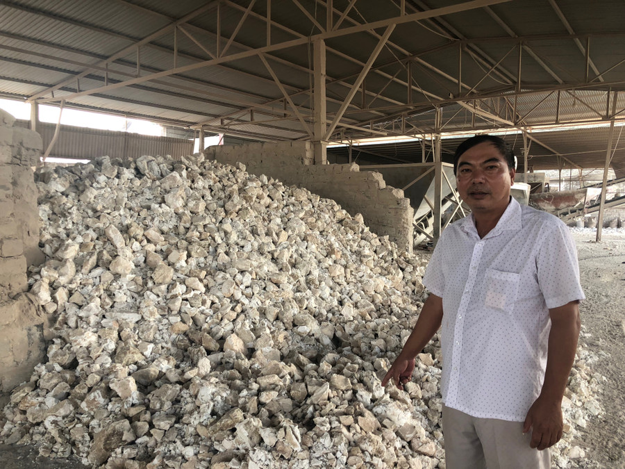 Ông Hoàng Quốc Chiến, chủ cơ sở sản xuất vôi, bên sản phẩm bị hỏng do không có người mua