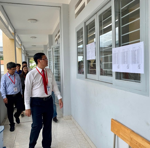 Thứ trưởng Nguyễn Văn Phúc kiểm tra phòng thi tại hội đồng thi THPT Nhơn Trạch huyện Nhơn Trạch, tỉnh Đồng Nai Thứ trưởng Nguyễn Văn Phúc kiểm tra phòng thi tại hội đồng thi THPT Nhơn Trạch huyện Nhơn Trạch, tỉnh Đồng Nai