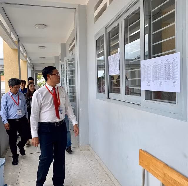 Thứ trưởng Nguyễn Văn Phúc kiểm tra phòng thi tại hội đồng thi THPT Nhơn Trạch huyện Nhơn Trạch, tỉnh Đồng Nai