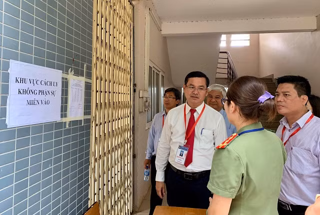 Thứ trưởng Nguyễn Văn Phúc kiểm tra nơi in sao, lưu giữ đề thi