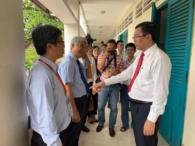 Thứ trưởng Nguyễn Văn Phúc lưu ý về công tác chuẩn bị ở một điểm thi