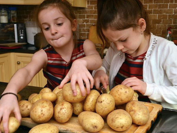 “Choáng” với lượng thức ăn khổng lồ của gia đình đông con nhất nước Anh ảnh 2