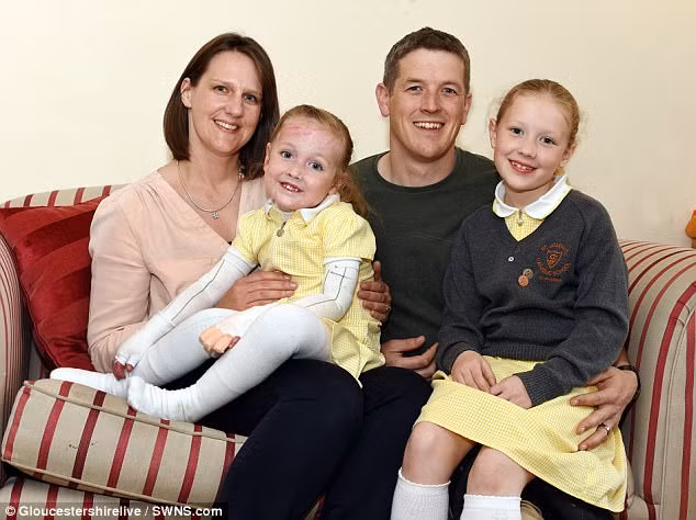 Chỉ hơi ôm chặt, em bé búp bê thủy tinh này cũng có thể bị rách da - Ảnh 2.