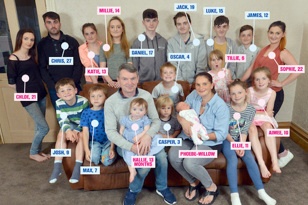 “Choáng” với lượng thức ăn khổng lồ của gia đình đông con nhất nước Anh ảnh 1