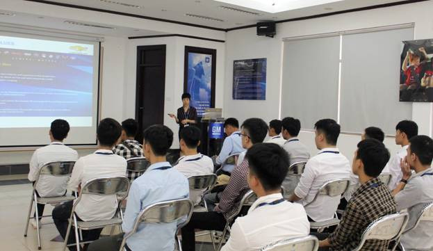 Sinh viên ĐH Điện - Tự động hóa K, khoa Điện - Tự động hóa, Trường ĐH Thành Đô đi kiến tập, tham quan nhà máy lắp ráp ô tô tại công ty General Motors Việt Nam