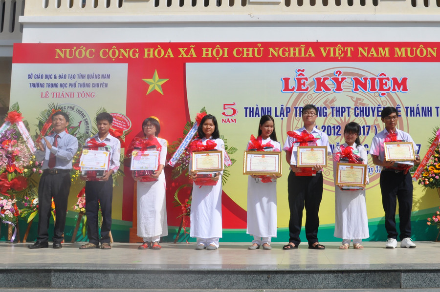 Trường THPT chuyên Lê Thánh Tông khen thưởng nhiều học sinh đạt giải cao trong các kỳ thi cấp tỉnh và quốc gia.