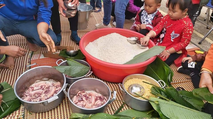 Trẻ trải nghiệm gói bánh chưng. Trẻ trải nghiệm gói bánh chưng.