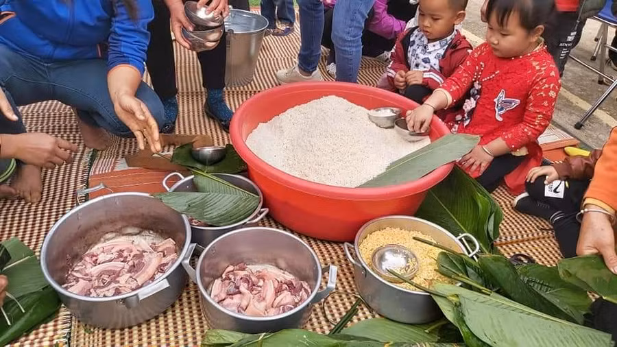 Trẻ trải nghiệm gói bánh chưng.